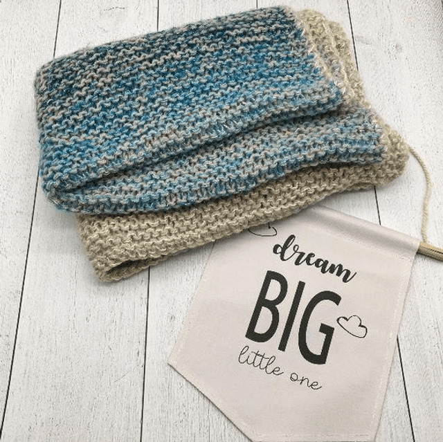 Couverture tricot bleutée